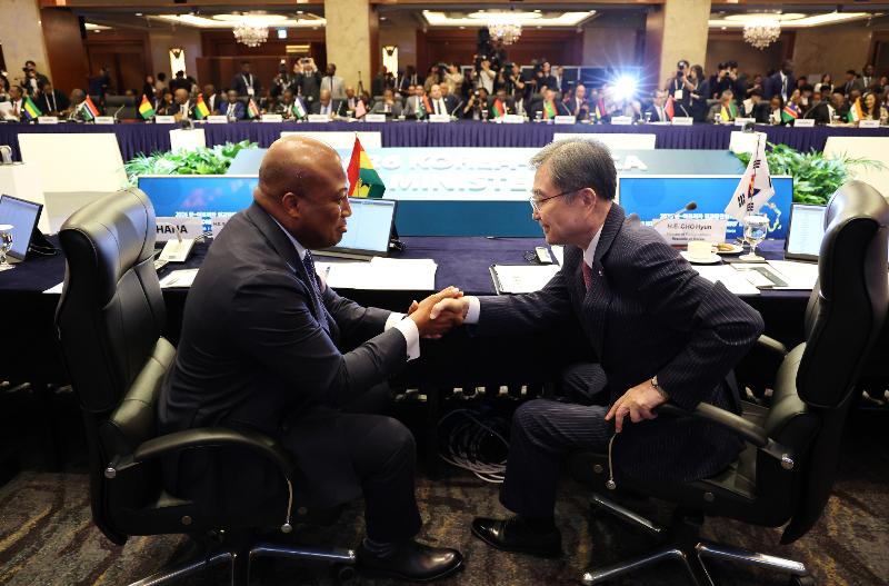 Menteri Luar Negeri, Cho Hyun (kanan), berjabat tangan dengan Menteri Luar Negeri Gana, Samuel Okudzeto Ablakwa, dalam Pertemuan Menteri Luar Negeri Korea-Afrika 2026 yang digelar pada tanggal 1 Juni 2026 di Lotte Hotel, Jung-gu, Seoul.