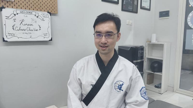 Hans Susanto saat sesi wawancara dengan penulis usai Kunjungan Kelas Budaya Korea yang digelar pada tanggal 20 Mei 2026 di Akademi HKAA, Surabaya. (Vivin Mujanah) 