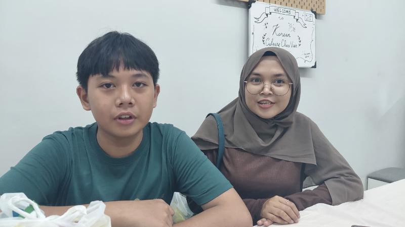 Rany Ineke (Kanan) dan Revano Ahmad Briansyah (kiri) memberikan kesan dan pesan mereka usai Kunjungan Kelas Budaya Korea yang digelar pada tanggal 20 Mei 2026 di Akademi HKAA, Surabaya. (Vivin Mujanah)  