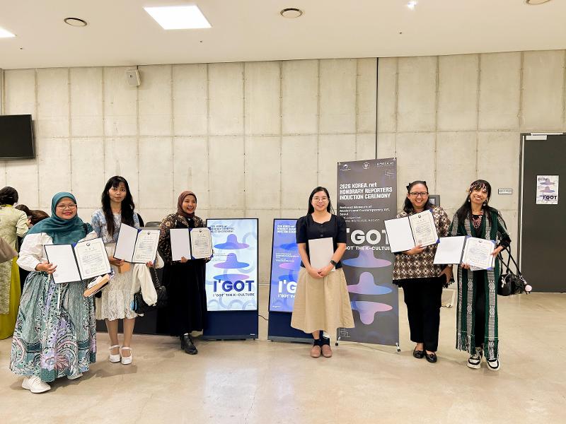 Stephanie Pradnyaparamita (kedua dari kanan) bersama Wartawan Kehormatan lain dari Indonesia dan penanggung jawab laman Bahasa Indonesia, Margareth Theresia (ketiga dari kanan), berfoto bersama pada sesi networking di acara pelantikan Wartawan Kehormatan Korea.net 2026. (Margareth Theresia) 