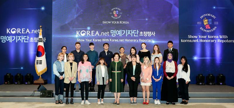 Stephanie Pradnyaparamita (kelima dari kanan di baris kedua) saat menghadiri acara pelantikan Wartawan Kehormatan Korea.net 2019 di Cheong Wa Dae, Seoul. Ibu Negara pada saat itu, Kim Jung-sook (kelima dari kiri di baris depan), pun hadir dalam acara pelantikan. (Korea.net DB) 