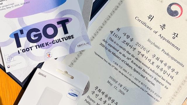 Sertifikat dan souvenir yang diterima oleh Wartawan Kehormatan Korea.net periode tahun 2026/2027 yang hadir langsung di Museum Seni Modern dan Kontemporer Nasional (MMCA) cabang Kota Seoul (Stephanie Pradnyaparamita) 