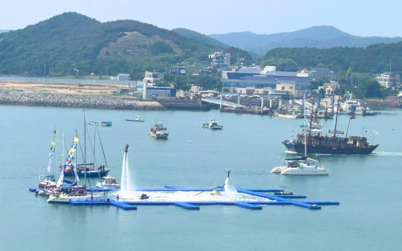 Pertunjukan akrobatik di atas air pada Festival Kapal Hwaseong ke-16 juga dapat dinikmati ketika menaiki kereta gantung Seohaerang menuju pulau Jebudo.  