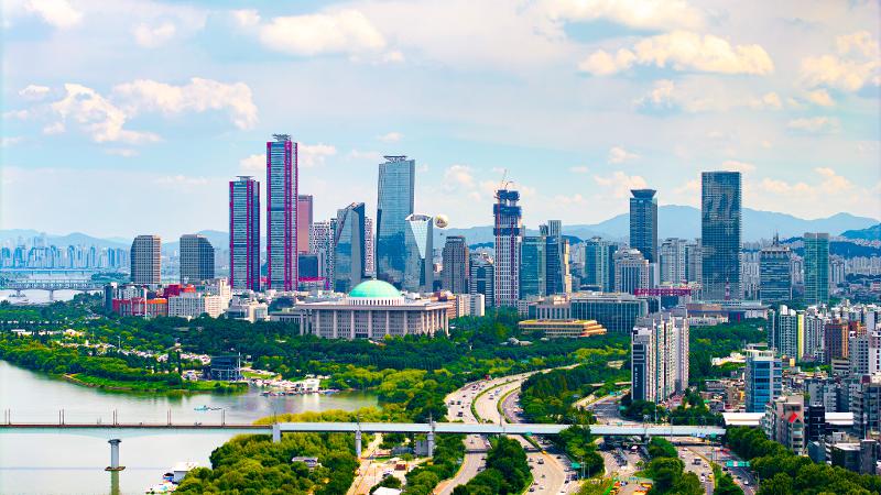 OECD (Organisasi Kerja Sama dan Pembangunan Ekonomi) menaikkan proyeksi pertumbuhan ekonomi Korea tahun 2026 ke angka 2,6%. Foto di atas menunjukkan panorama Yeouido di Seoul. (Yayasan Pariwisata Seoul)