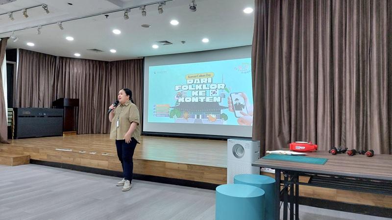 Pemaparan mengenai berbagai karakter folklor Korea dalam berbagai konten modern dipandu oleh staf KCCI. 