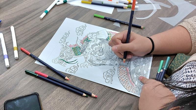 Potret salah satu peserta acara mengikuti aktivitas mewarnai karakter naga, salah satu karakter folklor Korea yang sering diadaptasi ke dalam konten drama Korea.  