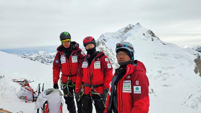 Foto yang diambil di ketinggian 5.850m sebelum mencapai SAT Peak pada tanggal 2 Mei 2026. Dari kiri ke kanan: Kapten An Chiyoung, Lee Eui-jun, dan Lee Sang-guk. (An Chiyoung)