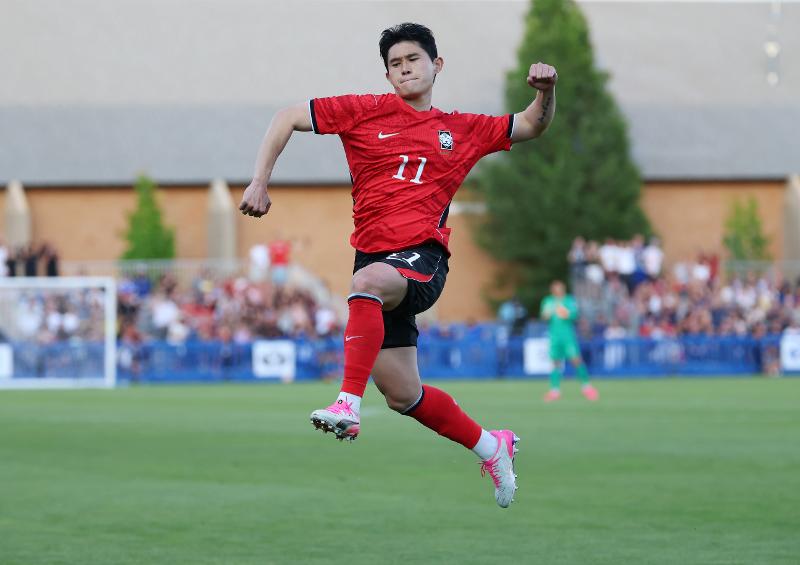 Lee Dong-gyeong terlihat sedang melakukan selebrasi usai mencetak gol pada menit ke-57 dalam laga uji coba antara Korea dan El Salvador di South Field, Brigham Young University (BYU), Provo, Utah, Amerika Serikat, pada tanggal 3 Juni 2026 (waktu setempat). (Yonhap News)