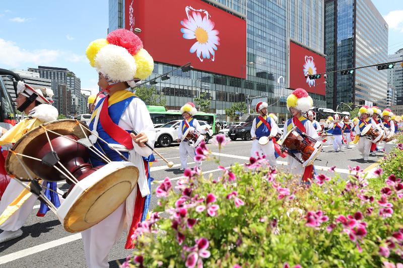 Para penampil memainkan alat musik tradisional Korea dalam Festival Arirang pada tanggal 5 Juni 2026 di Alun-alun Gwanghwamun, Seoul. 