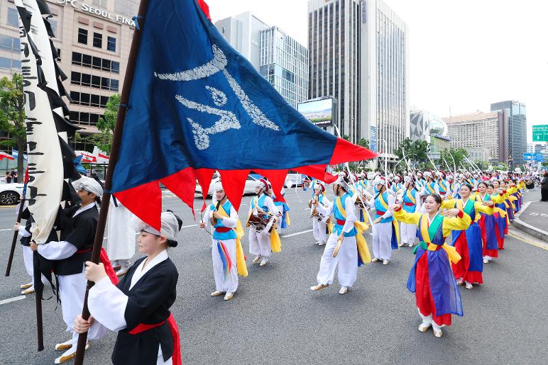 Parade budaya dalam Festival Arirang menampilkan warna dan gerak yang mencerminkan semangat pertunjukan tradisional Korea. 