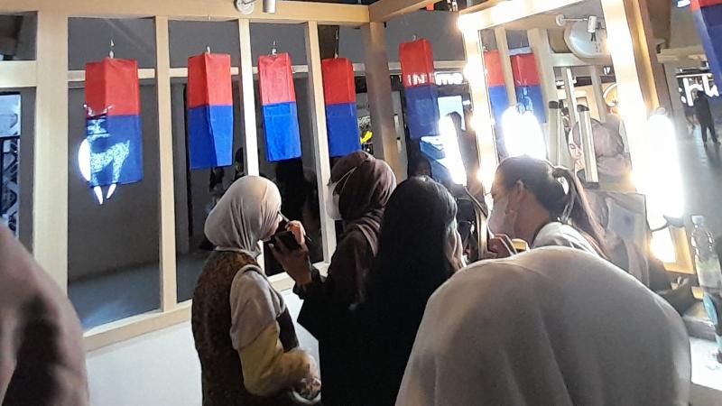 Dua orang peserta sedang mengikuti K-Beauty Class di stan KCCI pada tanggal 5 Juni 2026. 