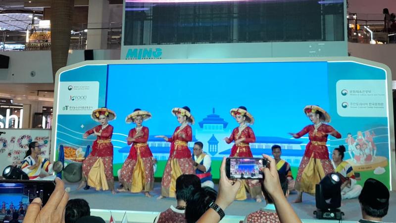 Kolaborasi penampilan tari jaipong yang melambangkan budaya Jawa Barat dan samullori yang merupakan simbol budaya Korea memukau pengunjung pada acara pembukaan Festival Oullim Korea Bandung. 
