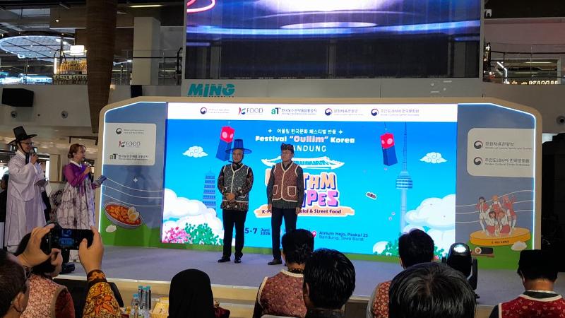 Wakil Wali Kota Bandung Erwin (kiri) memakai gat dan Duta Besar Korea untuk Indonesia Yoon Soon-gu (kanan) memakai totopong sebagai simbol pertukaran budaya Korea dan Indonesia dalam acara pembukaan Festival Oullim Korea Bandung pada tanggal 5 Juni 2026. 