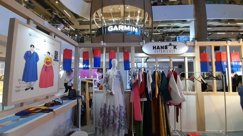 Deretan hanbok di stan KCCI yang dapat pengunjung coba selama Festival Oullim Korea Bandung berlangsung. 