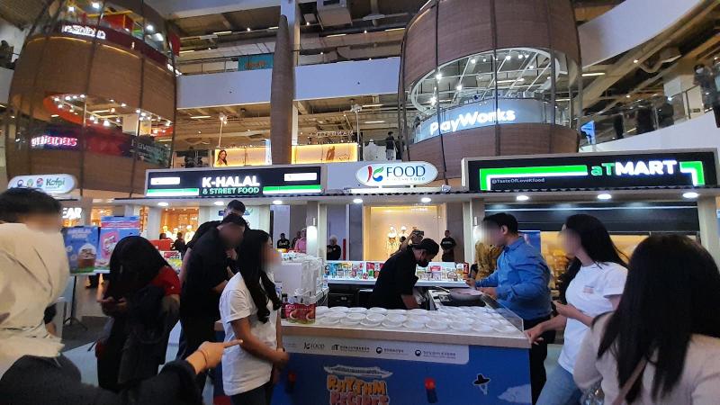 Stan K-Halal & Street Food yang sedang menyajikan hidangan Korea untuk dicicipi pengunjung pada acara pembukaan Festival Oullim Korea Bandung.  