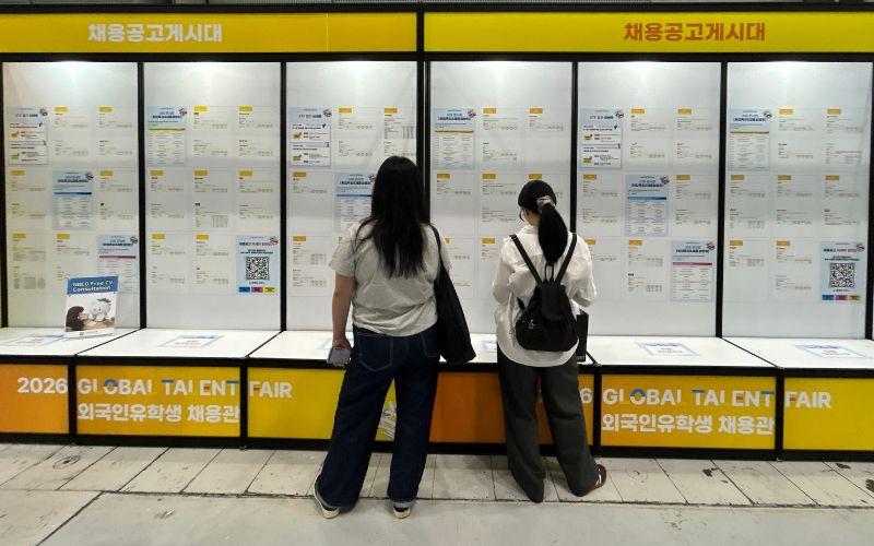 Info lowongan untuk pekerja asing membuka jalan bagi mahasiswa internasional yang ingin meniti karier di Korea. 2