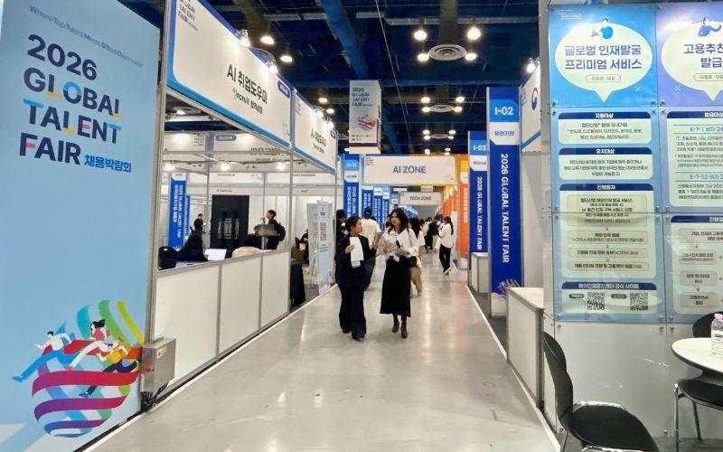 Stan dari berbagai perusahaan yang membuka lowongan untuk pekerja asing, dibuka dalam Global Talent Fair 2026.  