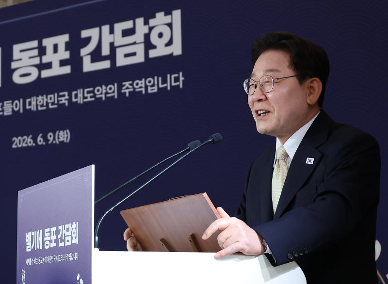 Presiden Lee Jae Myung terlihat menyapa para tamu yang hadir dalam acara dialog dan makan malam dengan diaspora Korea di Belgia pada tanggal 9 Juni 2026 (waktu setempat) di sebuah hotel yang terletak di Kota Brussel, Belgia.  