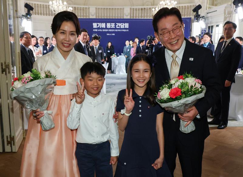 Presiden Lee Jae Myung dan Ibu Negara Kim Hae Kyung berpose setelah menerima buket bunga pada acara dialog dan makan malam dengan diaspora Korea di Belgia pada tanggal 9 Juni 2026 (waktu setempat) di sebuah hotel yang terletak di Kota Brussel, Belgia.
