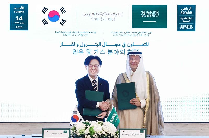 Menteri Perindustrian, Perdagangan, dan Sumber Daya, Kim Jung-Kwan (kanan), serta Menteri Energi Arab Saudi, Abdulaziz bin Salman Al Saud, berfoto bersama setelah menandatangani nota kesepahaman Korea-Arab Saudi terkait kerja sama dalam bidang minyak dan gas pada tanggal 14 Juli 2026 (waktu setempat) di Arab Saudi. (Kementerian Perindustrian, Perdagangan, dan Sumber Daya)