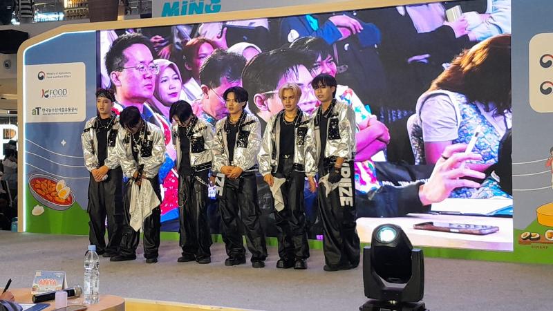 Salah satu tim sedang mendengarkan masukan dari dewan juri dalam KCCI K-Pop Dance Cover Competition in West Java. 