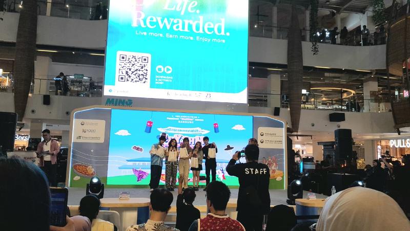 Kelima pemenang permainan menebak judul lagu K-pop mendapatkan bingkisan K-Food menarik. 