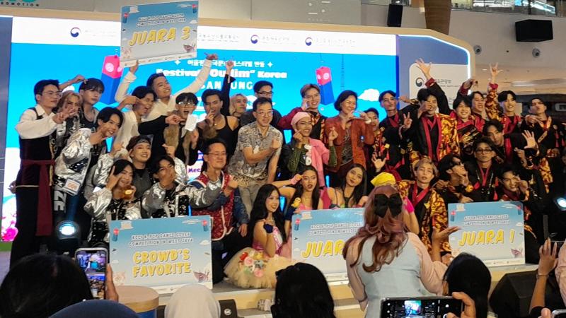 Seluruh pemenang KCCI K-Pop Dance Cover Competition in West Java berfoto bersama dewan juri dan tamu undangan.  