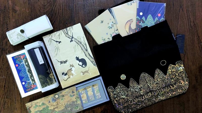 Lukisan tradisional rakyat Korea banyak diadaptasi ke dalam berbagai suvenir museum Korea. 