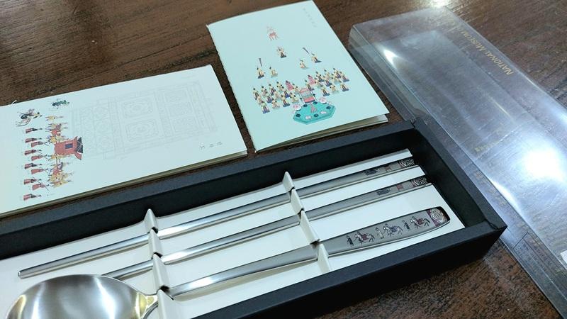 Suvenir museum berbentuk catatan kecil dan peralatan makan berukiran ilustrasi Garye Dogam Uigwe. 