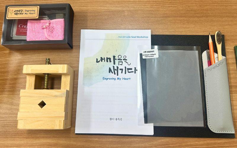 Bahan-bahan yang dipersiapkan dalam lokakarya pembuatan stempel tradisional Korea di Kota Chuncheon, Provinsi Gangwon, pada Kamis (11/6/2026). 