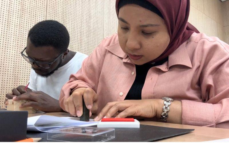Para peserta lokakarya tampak serius mengukir batu stempel setelah mendapatkan penjelasan mengenai sejarah dan makna di balik seni jeongak. 