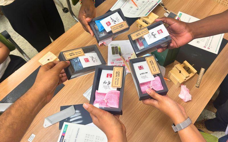 Para peserta lokakarya memamerkan hasil karya stempel tradisional Korea yang telah selesai diukir.  