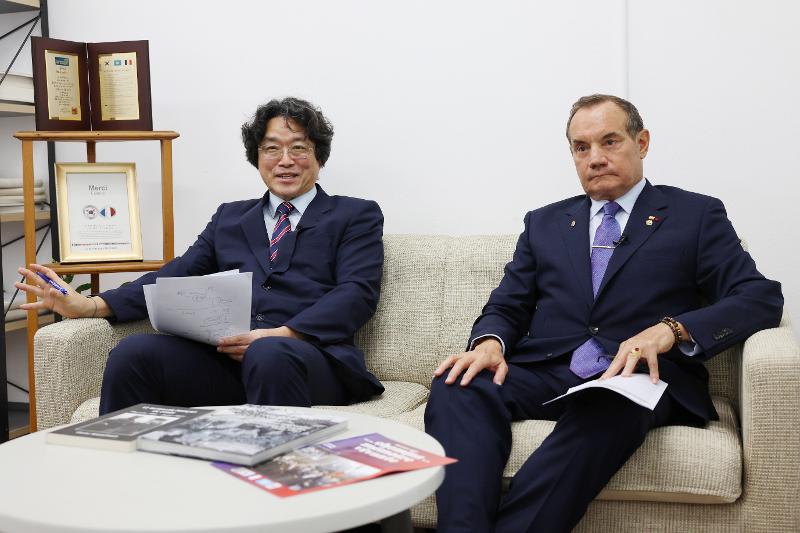 Lee Keunse (kiri), direktur Pusat Studi Perang Korea Monclar, dan Alain Nass, wakil direktur pusat tersebut, berfoto di Pusat Studi Perang Korea Monclar, Universitas Kookmin, pada tanggal 17 Juni 2026. Keduanya menilai Jenderal Monclar sebagai seorang pemimpin yang memiliki ketulusan sekaligus efektivitas, serta pahlawan yang sepanjang hidupnya memperjuangkan kebebasan. (Lee Jeong Woo)
