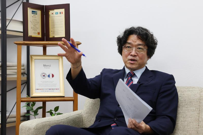 Direktur Pusat Studi Perang Korea Monclar di Universitas Kookmin, Lee Keunse, mengatakan bahwa hubungan Korea dan Prancis telah terjalin selama lebih dari 250 tahun. Ia berharap pusat tersebut dapat menjadi jembatan bagi generasi muda Prancis yang tertarik pada budaya Korea untuk mengenal lebih dalam sejarah panjang dan erat yang menghubungkan kedua negara. (Lee Jeong Woo)