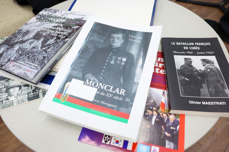 Didirikan pada Juli 2023, Pusat Studi Perang Korea Monclar di Universitas Kookmin telah menerjemahkan dan mempublikasikan ribuan dokumen sejarah melalui proyek penggalian catatan partisipasi negara-negara dalam Perang Korea serta menyelenggarakan konferensi akademik internasional setiap tahun. Buku di bagian tengah foto merupakan memoar yang ditulis oleh putri Jenderal Monclar. (Lee Jeong Woo)