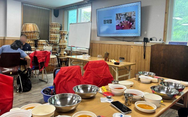 Program pengenalan budaya fermentasi tradisional Korea dan pengalaman membuat gocujang bagi warga internasional di Desa Myeongwol, Chuncheon, pada Kamis (18 Juni 2026).