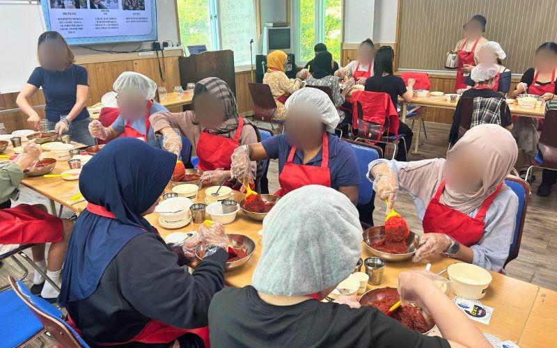 Para peserta berkesempatan meracik jang, saus fermentasi tradisional Korea yang menjadi bagian dari tradisi fermentasi Korea yang telah diakui UNESCO sebagai Warisan Budaya Takbenda.