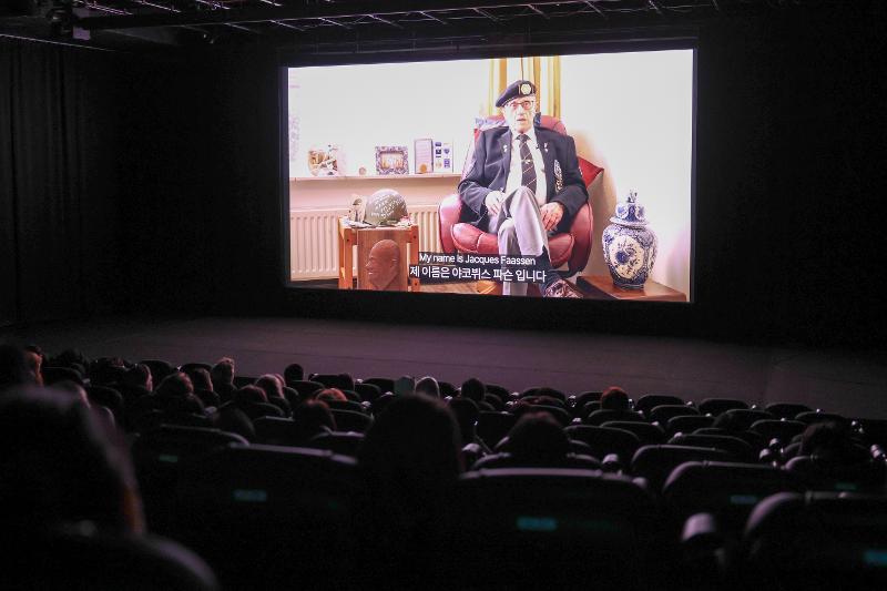Pemutaran film dokumenter Dutch Soldiers in the Korean War: Documenting the Living History, yang diproduksi Kedutaan Besar Belanda di Korea bersama tim Project Soldier, digelar pada tanggal 23 Juni 2026 di Seoul Art Cinema, Jung-gu, Seoul. Film tersebut mengisahkan perjalanan fotografer Rami Hyeon sejak tiba di Bandara Schiphol pada tanggal 12 Oktober 2025 hingga menemui, memotret, dan mewawancarai delapan veteran Perang Korea.