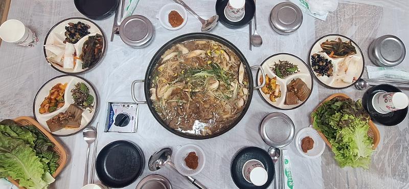 Potret ttukbaegi bulgogi, hidangan berkuah ala Korea dengan daging sapi sebagai menu utama serta sayur-sayuran, jamur, dan sohun sebagai pelengkap. 