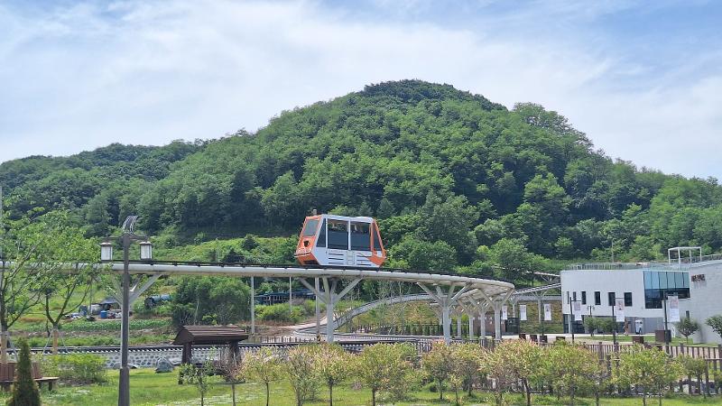 Monorel menuju Gunung Soisan dapat dinaiki dengan membeli tiket dan naik dari stasiun yang ada di Cheorwon History & Culture Park.  