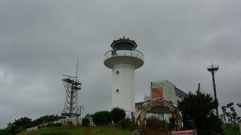 Potret yang diambil pada tanggal 2 Juni 2026 ini merupakan Mercusuar Ganjeolgot yang memadukan fungsi navigasi maritim dengan unsur arsitektur tradisional Korea melalui atap bergaya hanok. 