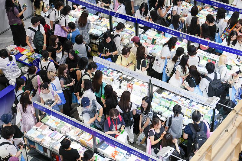 Para pengunjung Pameran Buku Internasional Seoul terlihat memenuhi ruang pameran pada tanggal 24 Juni 2026 di COEX, Samseong-dong, Gangnam-gu, Seoul. (Yonhap News)