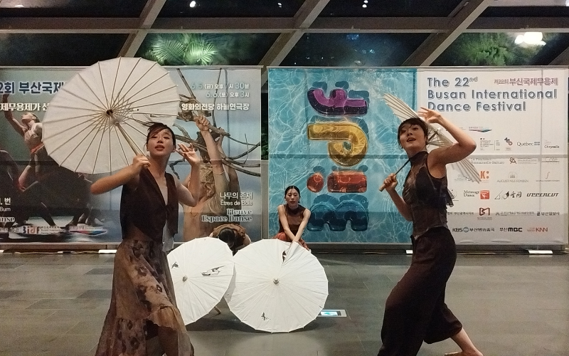 Penampilan penari Korea dengan karya berjudul Umbrella dalam program Fringe di Festival Tari Internasional Busan pada tanggal 2 Juni 2026 di Haneulyeon Theatre BCC. 