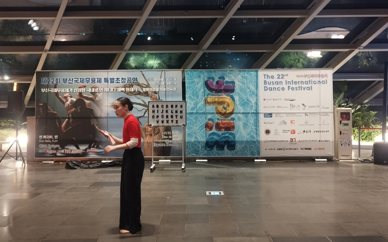 Koreografer dan penari kontemporer Haruka Hirai saat membacakan sebuah surat untuk dirinya sendiri dalam pertunjukan tari berjudul Da di program Fringe di Festival Tari Internasional Busan pada tanggal 2 Juni 2026 di Haneulyeon Theatre BCC. 