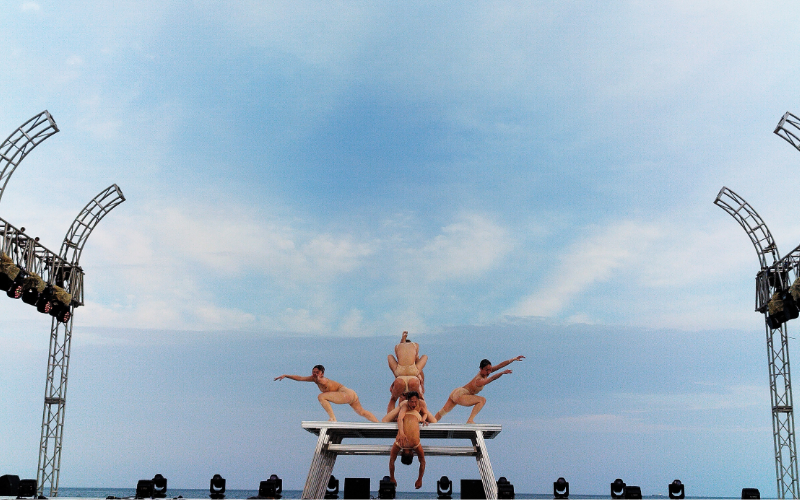 Potret pertunjukan grup Meimage Dance yang membawakan karyanya berjudul Renaissance of Its Ashes dalam program BIDF Official Program di Festival Tari Internasional Busan pada tanggal 6 Juni 2026 di Pantai Haeundae. 