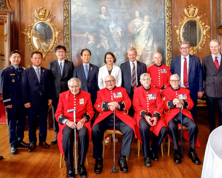 Menteri Urusan Patriot dan Veteran, Kwon Oh-eul (baris belakang, keempat dari kiri), mengunjungi Royal Hospital Chelsea di kawasan Chelsea, London, Inggris, pada tanggal 15 Juni 2026 (waktu setempat). Dalam kunjungan tersebut, ia bertemu dan menyampaikan apresiasi serta rasa terima kasih kepada para veteran Perang Korea asal Inggris, termasuk Colin Thackery (baris depan, kedua dari kiri). (Kementerian Urusan Patriot dan Veteran)