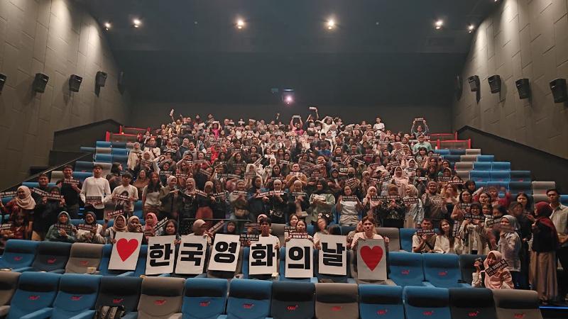 Para peserta Korean Movie Day 2026 berfoto bersama setelah menonton film Salmokji: Whispering Water bersama pada tanggal 6 Juni 2026 di 5 CGV BG Junction Surabaya. 