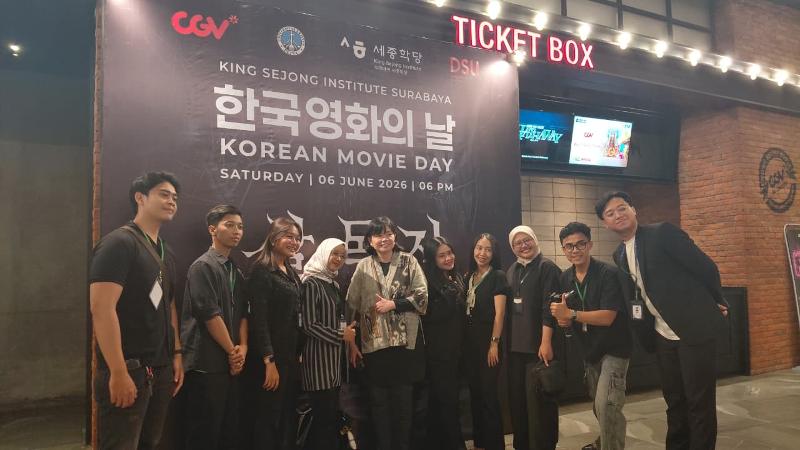 Direktur KSI Surabaya bersama staf operasional KSI Surabaya berfoto bersama di depan poster Korean Movie Day pada tanggal 6 Juni 2026 di 5 CGV BG Junction Surabaya. 