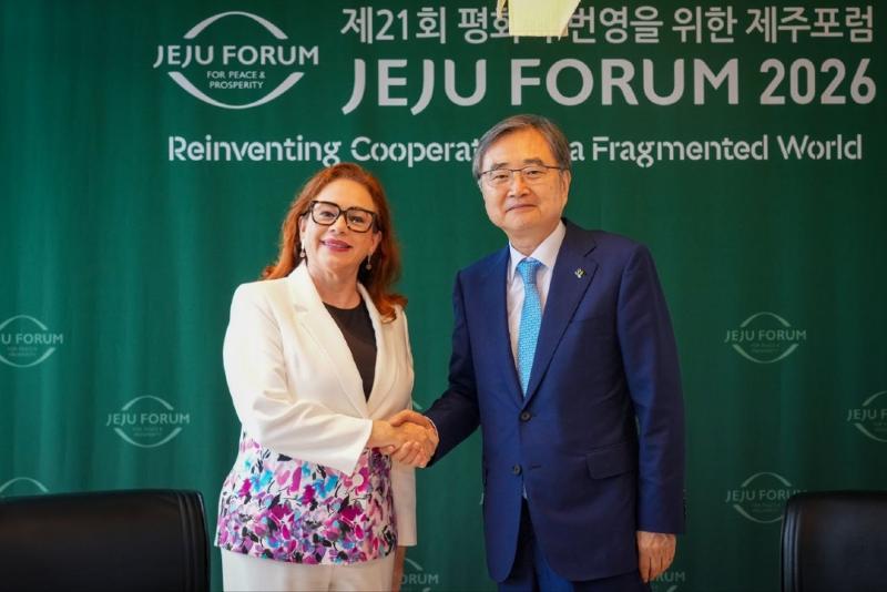 Menteri Luar Negeri, Cho Hyun (kanan), berfoto bersama dengan mantan Presiden Majelis Umum PBB, Maria Fernanda Espinosa, pada tanggal 25 Juni 2026 di Haevich Hotel & Resort, Jeju. (Kementerian Luar Negeri)  