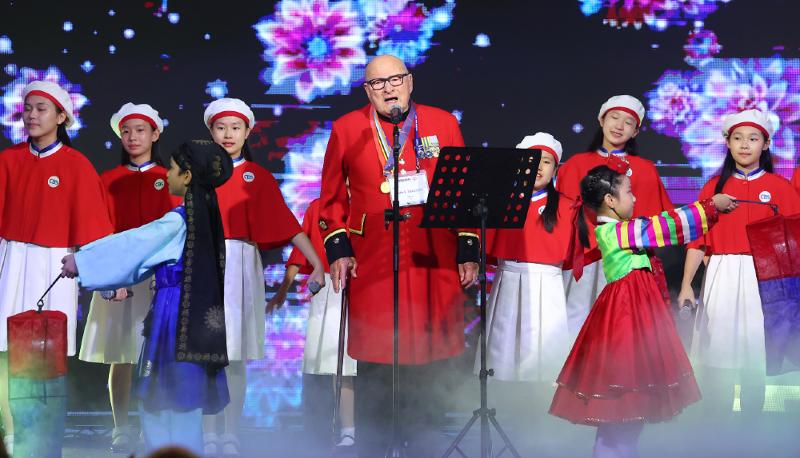 Colin Thackery (tengah) membawakan lagu Arirang dalam jamuan makan malam sebagai bentuk penghormatan kepada negara-negara yang mengirimkan Pasukan PBB dan para veteran Perang Korea, yang digelar di Hotel Signiel Busan pada tanggal 26 Juli 2023. (Yonhap News)